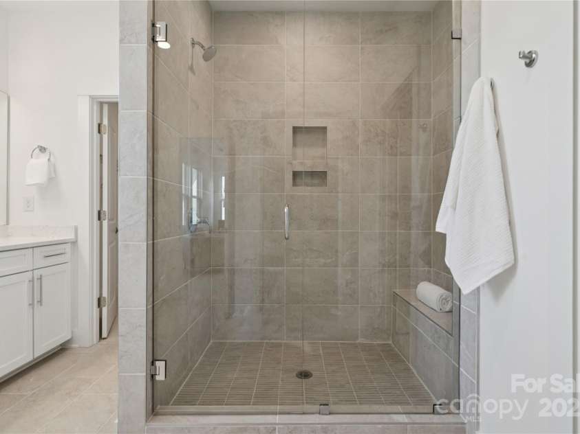 6007 Moonglade Lane, Charlotte, NC 28269.  MLS# CAR4326044, YatesRealty ID 11752. Primary bath 