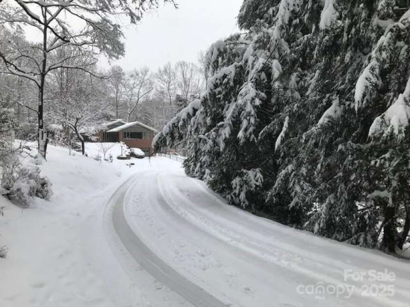 233 Rolling Drive, Waynesville, NC 28786.  MLS# CAR4320784, YatesRealty ID 11754. 