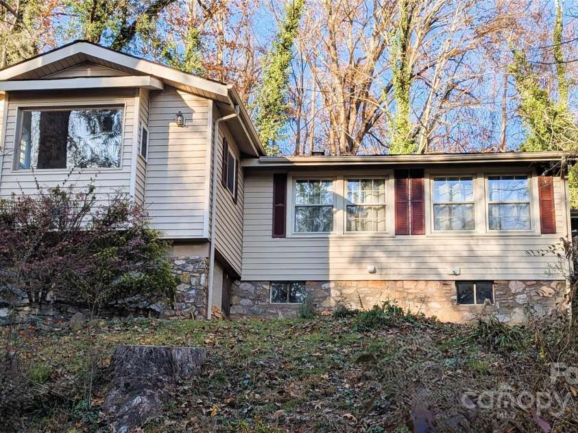 233 Rolling Drive, Waynesville, NC 28786.  MLS# CAR4320784, YatesRealty ID 11754. 