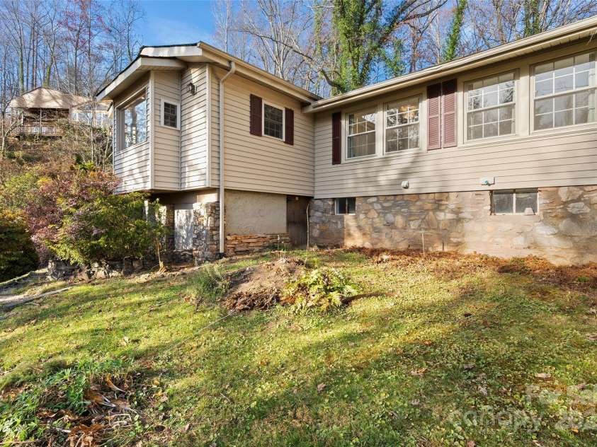 233 Rolling Drive, Waynesville, NC 28786.  MLS# CAR4320784, YatesRealty ID 11754. 