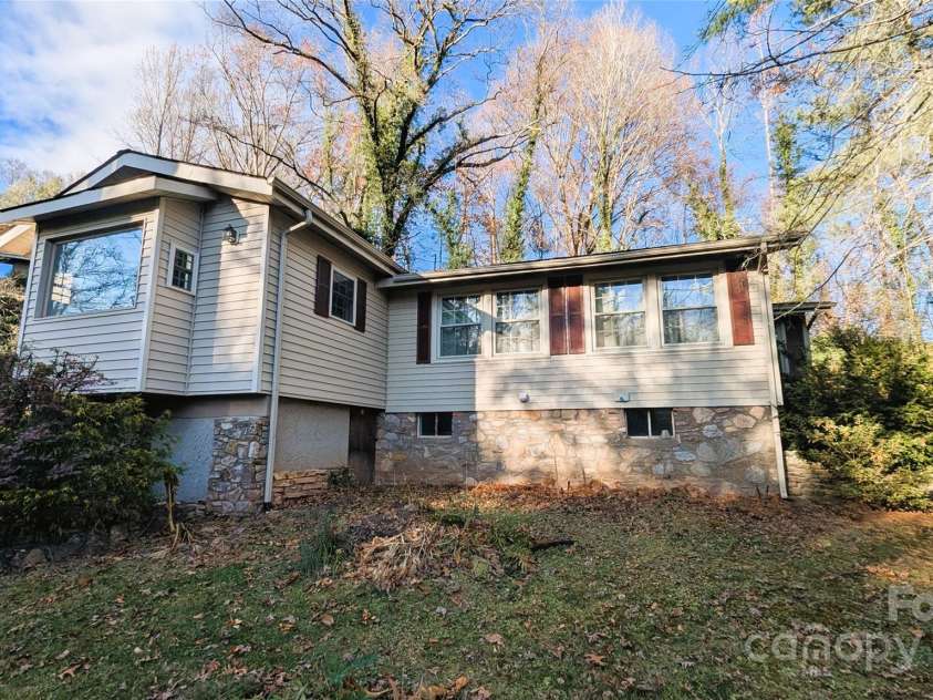 233 Rolling Drive, Waynesville, NC 28786.  MLS# CAR4320784, YatesRealty ID 11754. 