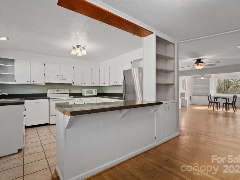 233 Rolling Drive, Waynesville, NC 28786.  MLS# CAR4320784, YatesRealty ID 11754. 