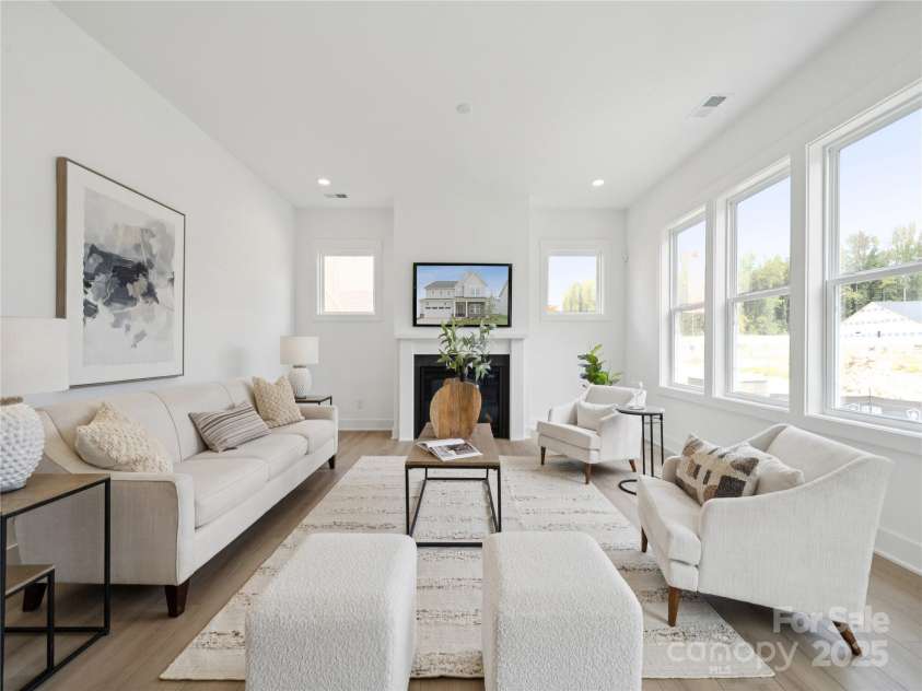 5107 Mint Harbor Way, Charlotte, NC 28269.  MLS# CAR4326148, YatesRealty ID 11754. Great room