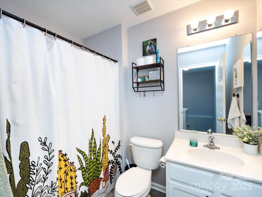 2147 Lake Breeze Lane, Denver, NC 28037.  MLS# CAR4256936, YatesRealty ID 11755. Primary Bath