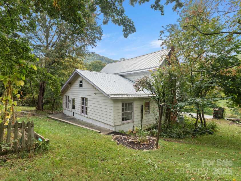 27 Barkn Cove, Canton, NC 28716.  MLS# CAR4304435, YatesRealty ID 11757. 