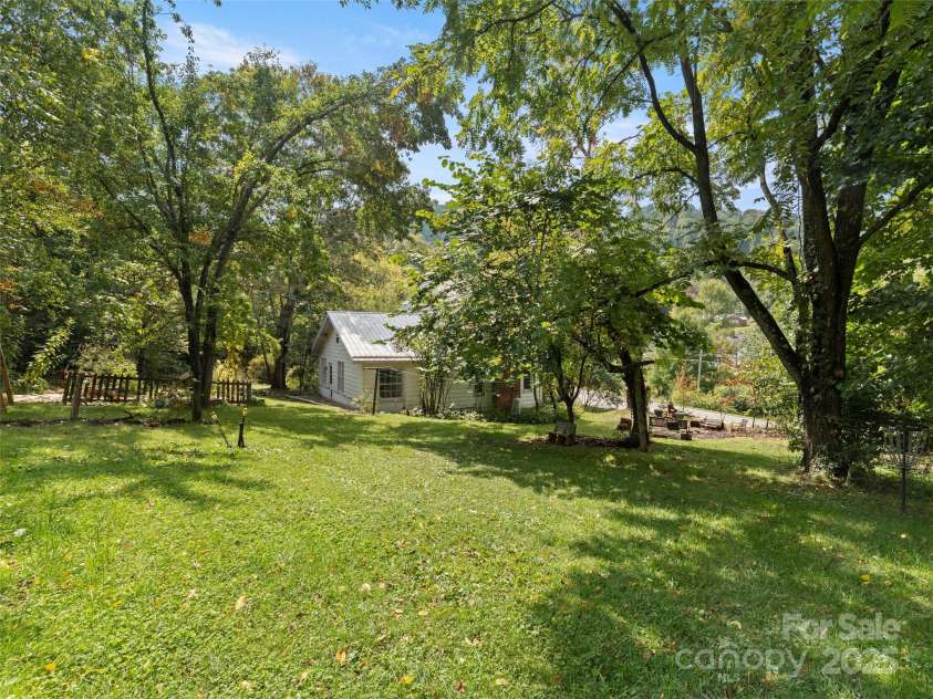 27 Barkn Cove, Canton, NC 28716.  MLS# CAR4304435, YatesRealty ID 11757. 