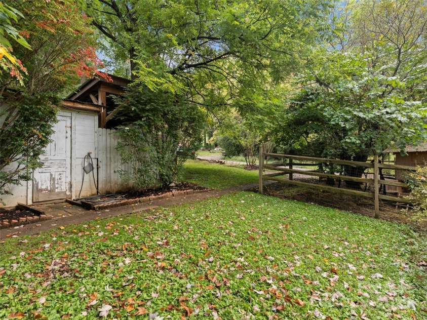 27 Barkn Cove, Canton, NC 28716.  MLS# CAR4304435, YatesRealty ID 11757. 