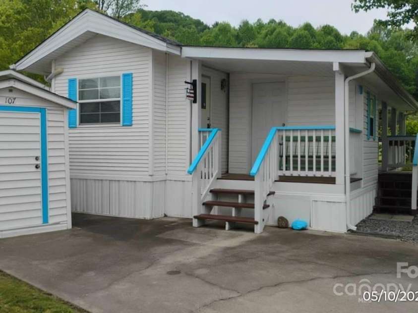 107 Strollers Lane, Waynesville, NC 28785.  MLS# CAR4257304, YatesRealty ID 11762. Entry to home and attached laundry