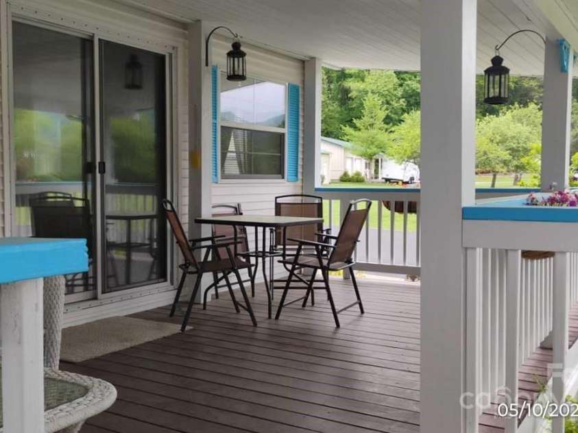 107 Strollers Lane, Waynesville, NC 28785.  MLS# CAR4257304, YatesRealty ID 11762. Ext. seating