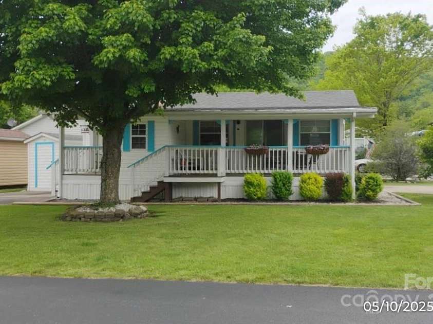 107 Strollers Lane, Waynesville, NC 28785.  MLS# CAR4257304, YatesRealty ID 11762. Fabulous maple tree