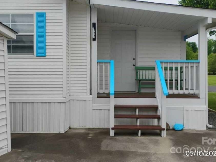 107 Strollers Lane, Waynesville, NC 28785.  MLS# CAR4257304, YatesRealty ID 11762. Side deck