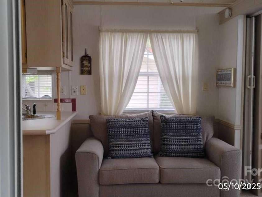 107 Strollers Lane, Waynesville, NC 28785.  MLS# CAR4257304, YatesRealty ID 11762. Sitting area