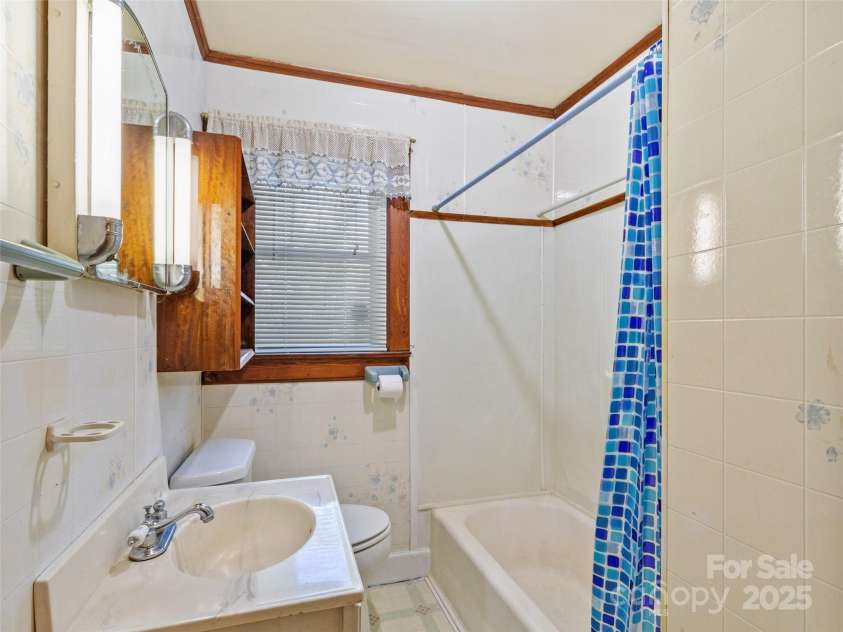 43 Charter Way, Burnsville, NC 28714.  MLS# CAR4256306, YatesRealty ID 11763. Full bathroom