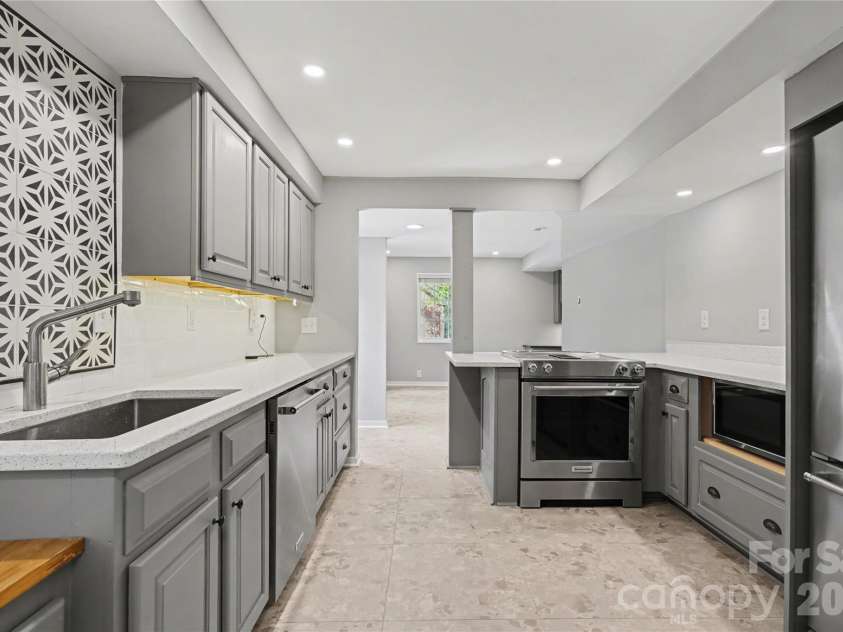470 Livingston Drive, Charlotte, NC 28211.  MLS# CAR4352162, YatesRealty ID 11763. ADU - kitchen