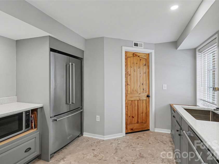 470 Livingston Drive, Charlotte, NC 28211.  MLS# CAR4352162, YatesRealty ID 11763. ADU - kitchen