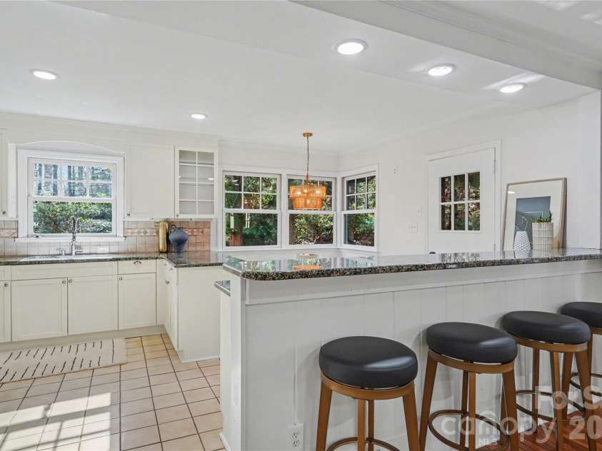 470 Livingston Drive, Charlotte, NC 28211.  MLS# CAR4352162, YatesRealty ID 11763. Breakfast Bar