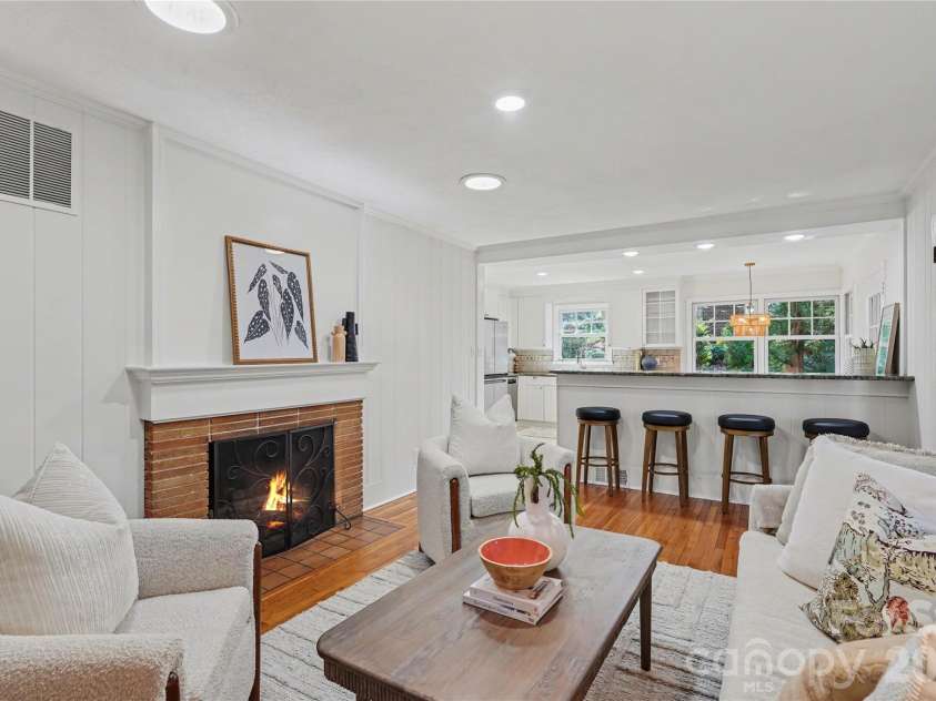 470 Livingston Drive, Charlotte, NC 28211.  MLS# CAR4352162, YatesRealty ID 11763. Den
