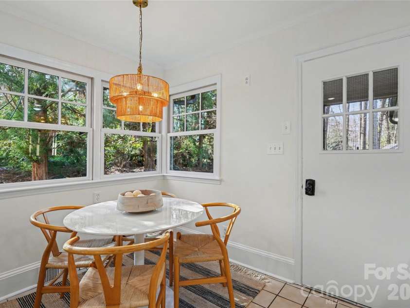 470 Livingston Drive, Charlotte, NC 28211.  MLS# CAR4352162, YatesRealty ID 11763. Eat in kitchen