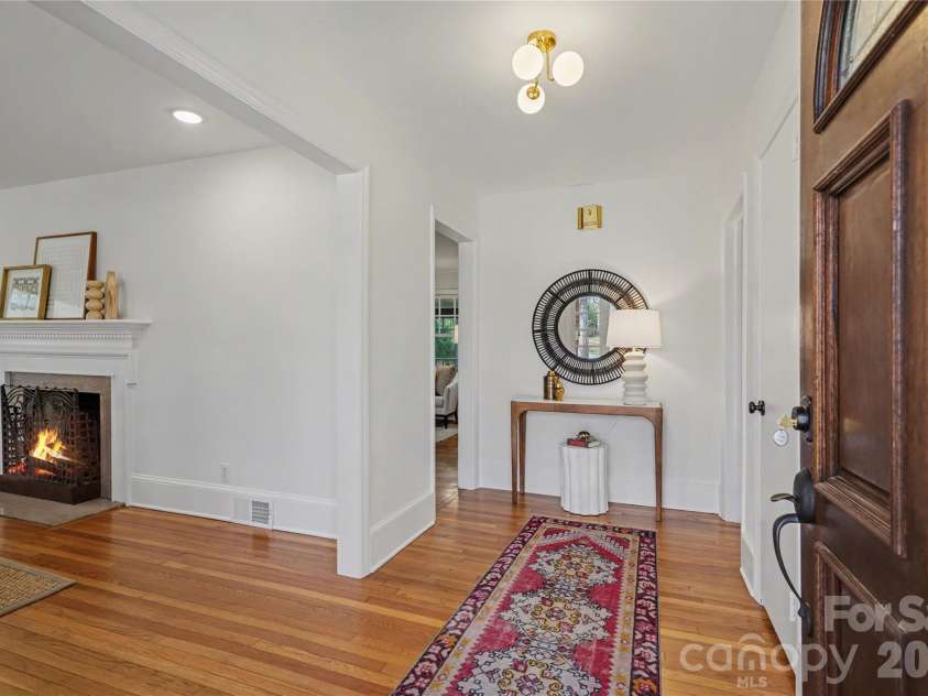 470 Livingston Drive, Charlotte, NC 28211.  MLS# CAR4352162, YatesRealty ID 11763. Entry