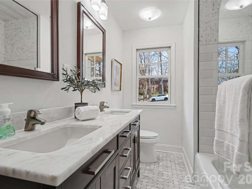 470 Livingston Drive, Charlotte, NC 28211.  MLS# CAR4352162, YatesRealty ID 11763. Hall Bath