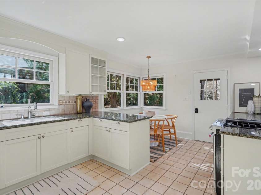 470 Livingston Drive, Charlotte, NC 28211.  MLS# CAR4352162, YatesRealty ID 11763. Kitchen