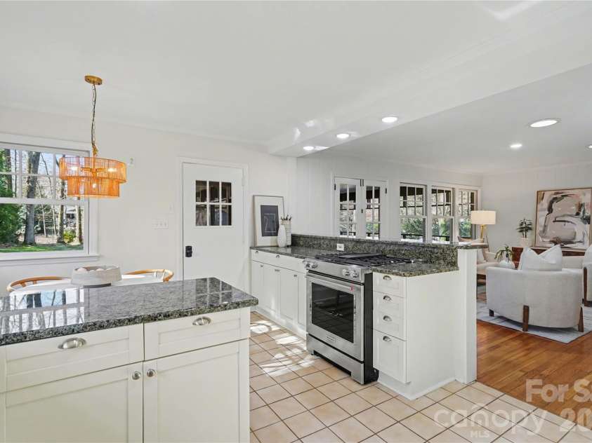 470 Livingston Drive, Charlotte, NC 28211.  MLS# CAR4352162, YatesRealty ID 11763. Kitchen