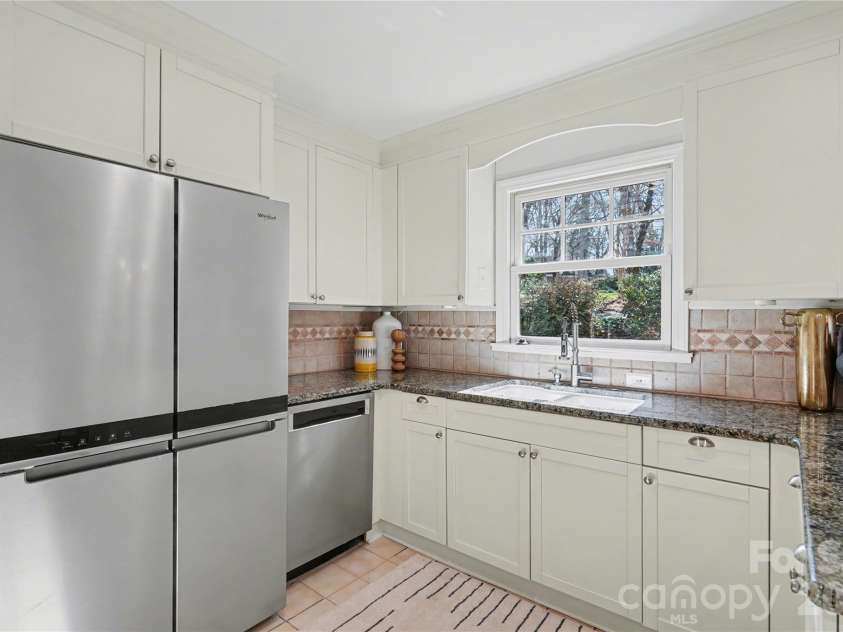 470 Livingston Drive, Charlotte, NC 28211.  MLS# CAR4352162, YatesRealty ID 11763. Kitchen