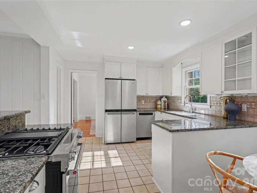 470 Livingston Drive, Charlotte, NC 28211.  MLS# CAR4352162, YatesRealty ID 11763. Kitchen
