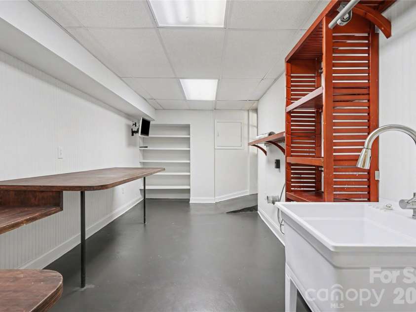 470 Livingston Drive, Charlotte, NC 28211.  MLS# CAR4352162, YatesRealty ID 11763. Laundry room