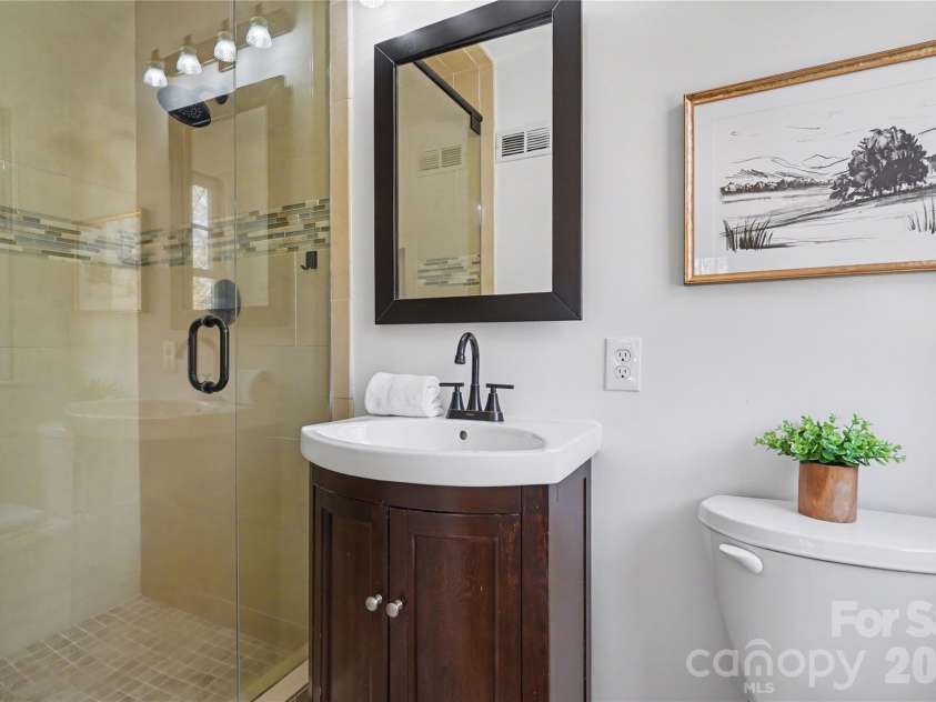 470 Livingston Drive, Charlotte, NC 28211.  MLS# CAR4352162, YatesRealty ID 11763. Primary Bath
