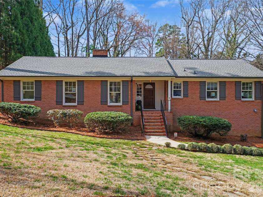 470 Livingston Drive, Charlotte, NC 28211.  MLS# CAR4352162, YatesRealty ID 11763. Welcome Home! 