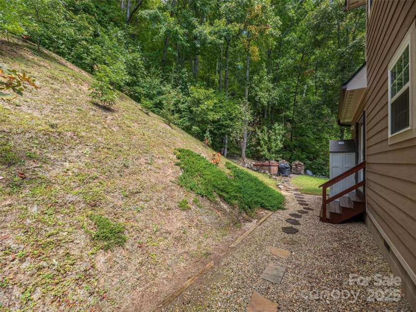 27 Little Roundtop Road, Clyde, NC 28721.  MLS# CAR4304468, YatesRealty ID 11765. 