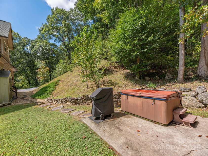 27 Little Roundtop Road, Clyde, NC 28721.  MLS# CAR4304468, YatesRealty ID 11765. 