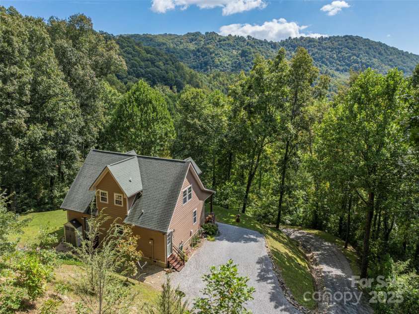 27 Little Roundtop Road, Clyde, NC 28721.  MLS# CAR4304468, YatesRealty ID 11765. 