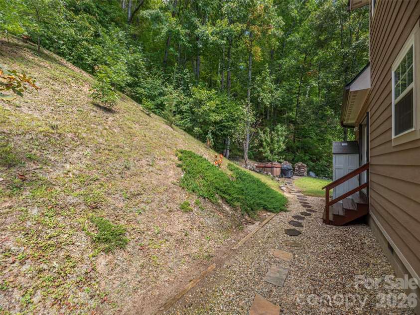27 Little Roundtop Road, Clyde, NC 28721.  MLS# CAR4304468, YatesRealty ID 11765. 