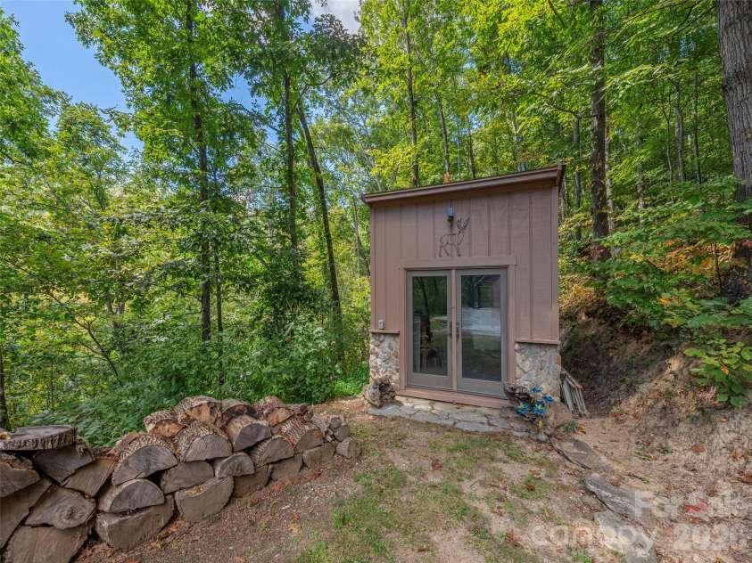 27 Little Roundtop Road, Clyde, NC 28721.  MLS# CAR4304468, YatesRealty ID 11765. 