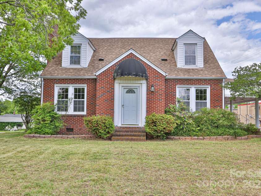 2036 1st Avenue, Hickory, NC 28602.  MLS# CAR4256360, YatesRealty ID 11771. 