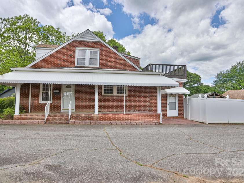 2036 1st Avenue, Hickory, NC 28602.  MLS# CAR4256360, YatesRealty ID 11771. 