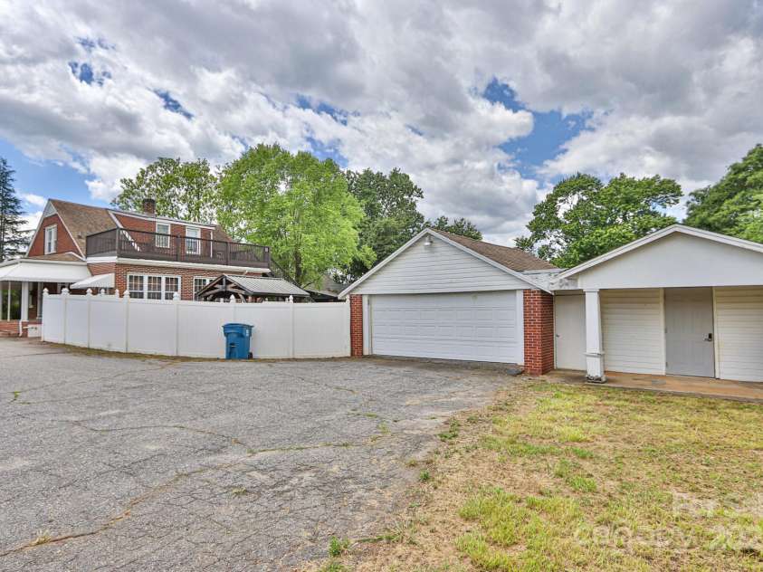 2036 1st Avenue, Hickory, NC 28602.  MLS# CAR4256360, YatesRealty ID 11771. 
