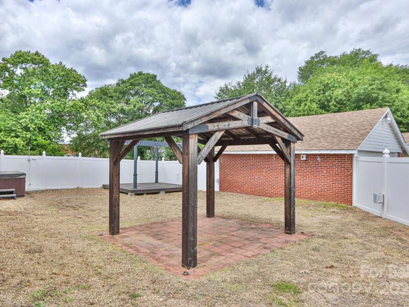 2036 1st Avenue, Hickory, NC 28602.  MLS# CAR4256360, YatesRealty ID 11771. 