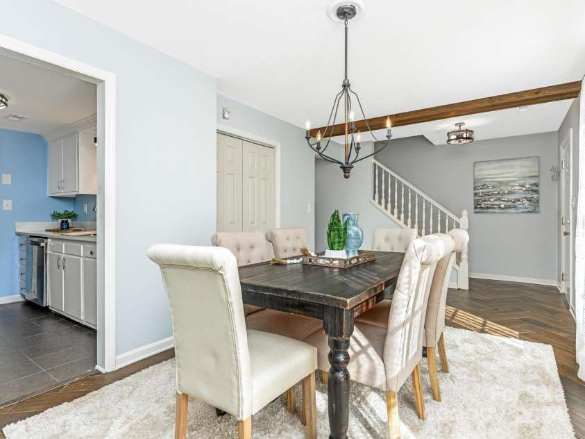 8002 Regent Park Lane, Charlotte, NC 28210.  MLS# CAR4199533, YatesRealty ID 11773. Dining