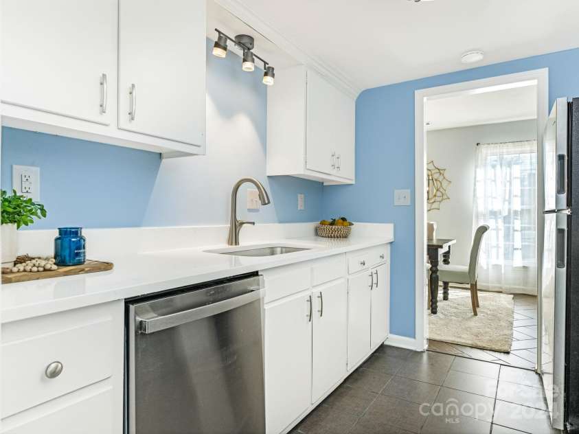 8002 Regent Park Lane, Charlotte, NC 28210.  MLS# CAR4199533, YatesRealty ID 11773. Kitchen