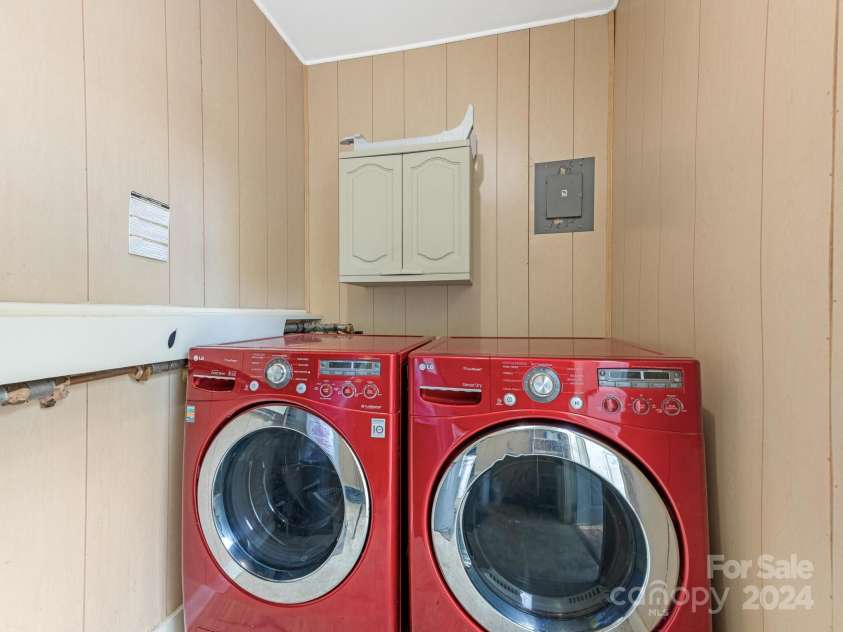 8002 Regent Park Lane, Charlotte, NC 28210.  MLS# CAR4199533, YatesRealty ID 11773. Laundry in Utility