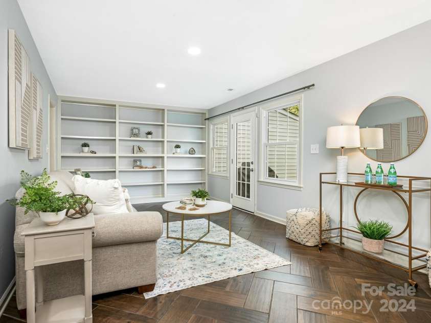 8002 Regent Park Lane, Charlotte, NC 28210.  MLS# CAR4199533, YatesRealty ID 11773. Living Room