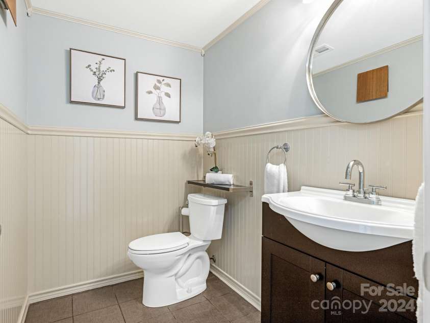 8002 Regent Park Lane, Charlotte, NC 28210.  MLS# CAR4199533, YatesRealty ID 11773. Powder Room