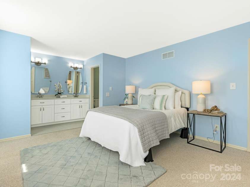 8002 Regent Park Lane, Charlotte, NC 28210.  MLS# CAR4199533, YatesRealty ID 11773. Primary w/EnSuite