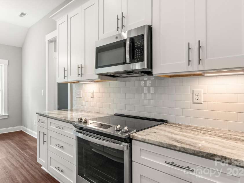 121 Arboretum Way, Shelby, NC 28152.  MLS# CAR4133112, YatesRealty ID 11777. Glossy subway tile backsplash