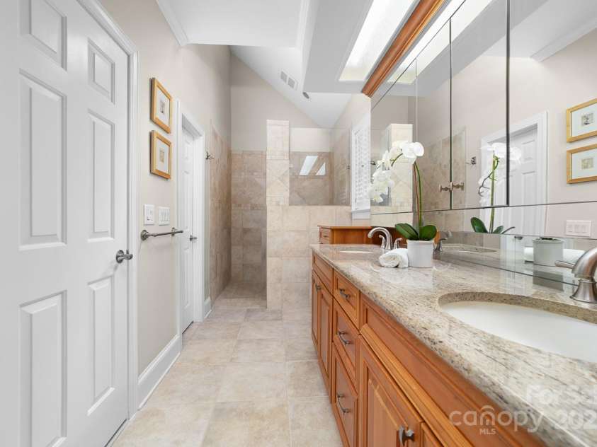 7220 Swansea Lane, Cornelius, NC 28031.  MLS# CAR4255179, YatesRealty ID 11778. Primary En-Suite Bath
