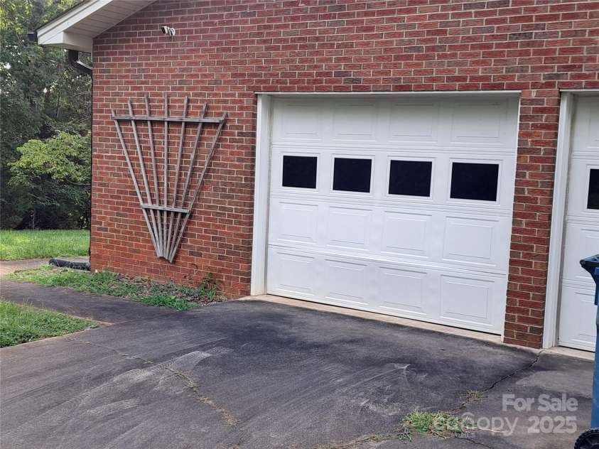 123 Softwind Lane, Concord, NC 28025.  MLS# CAR4296194, YatesRealty ID 1178. Two car side-load garage