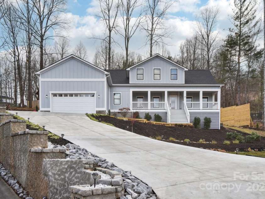 129 Oak Apple Lane, Hendersonville, NC 28792.  MLS# CAR4205968, YatesRealty ID 1178. Driveway and home